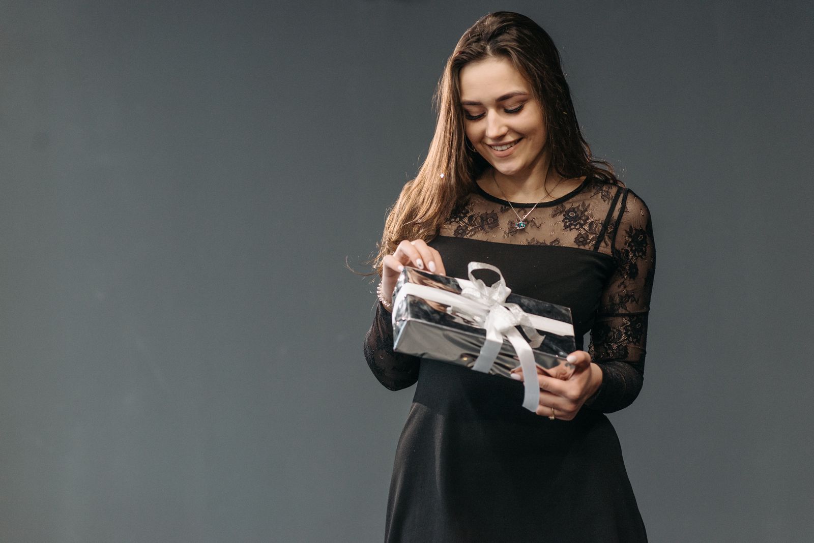 Femme souriante tenant un écrin à bijoux